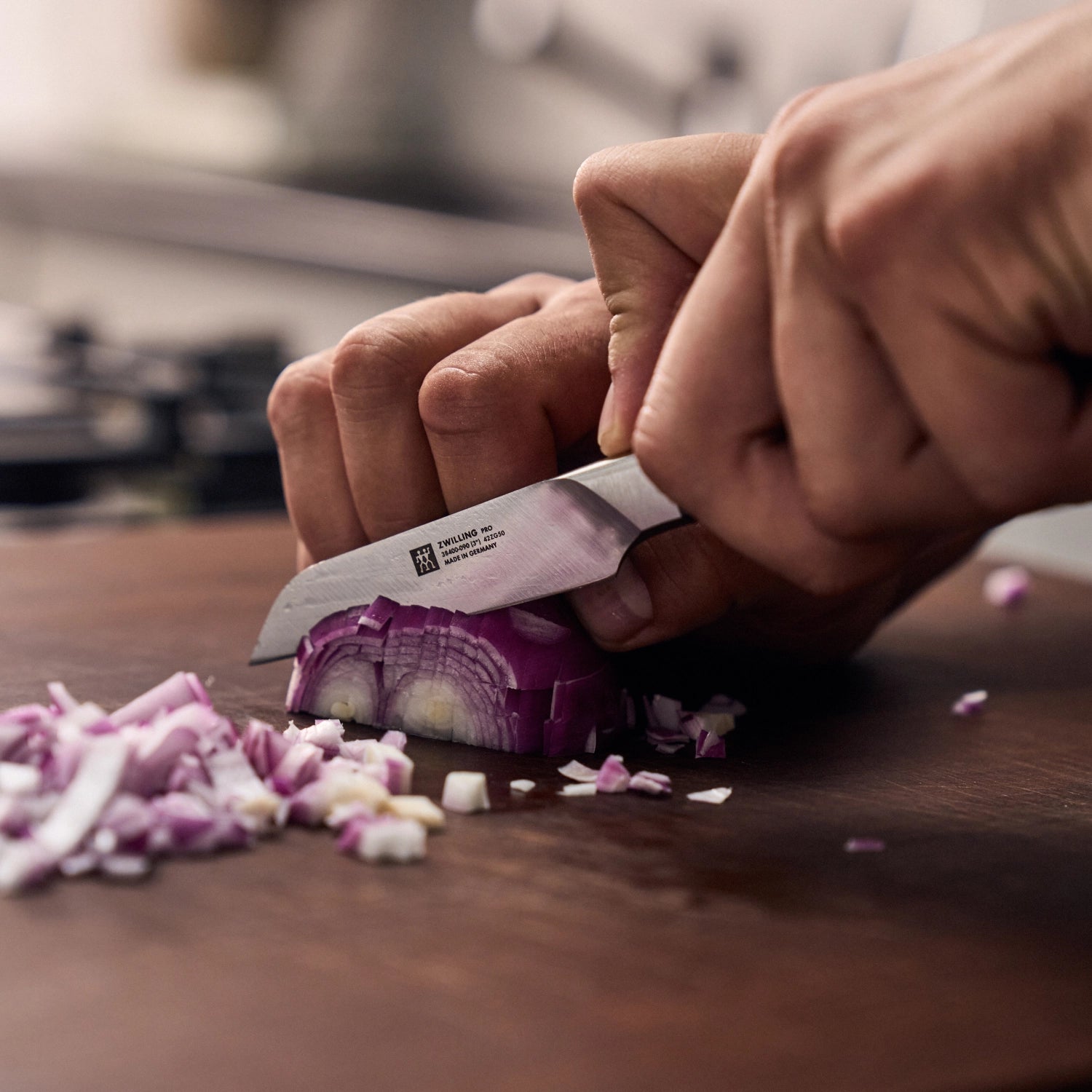 Hochwertiges Zwilling Pro Gemüsemesser mit 90 mm Klinge, ideal zum Schneiden und Zubereiten von Gemüse, ergonomischer Griff für optimale Handhabung.
