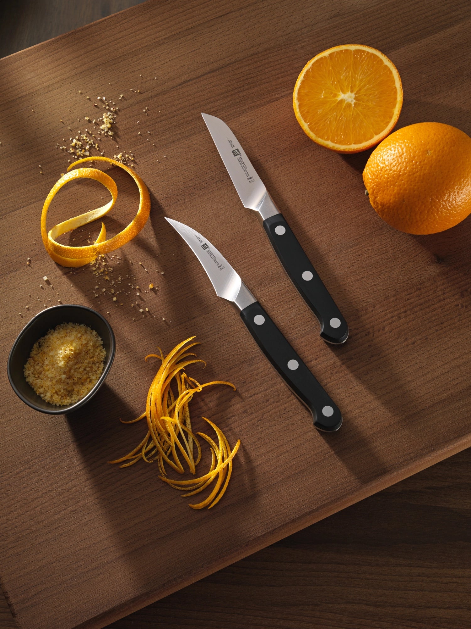 Elegantes Zwilling Pro Gemüsemesser mit 90 mm Klinge, perfekt für präzises Schneiden von Gemüse und Kräutern, ergonomisches Design für komfortable Nutzung.