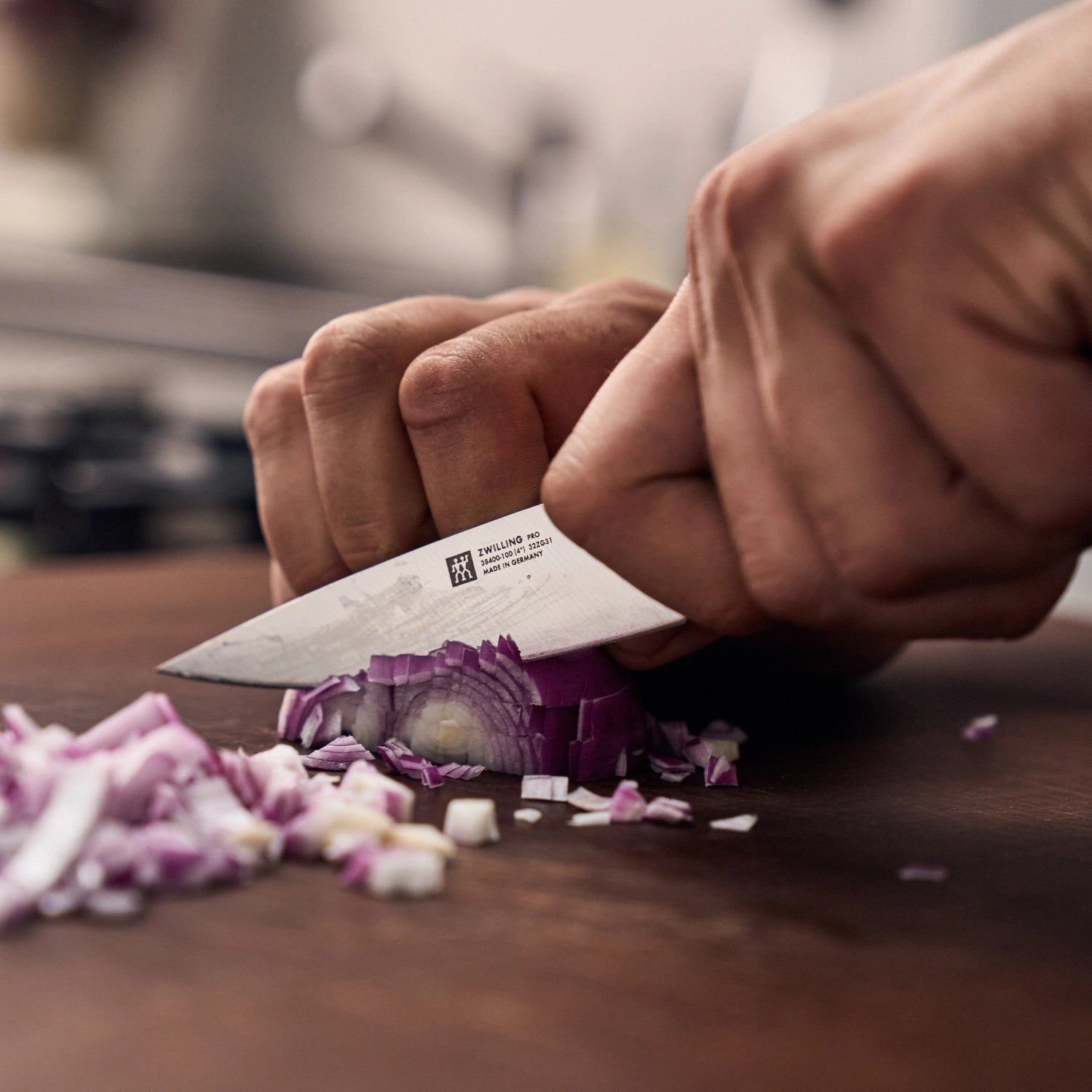 Hochwertiges Zwilling Pro Spick- und Garniermesser mit 100 mm Klinge, perfekt für präzise Schneidetechniken und kunstvolle Präsentationen.