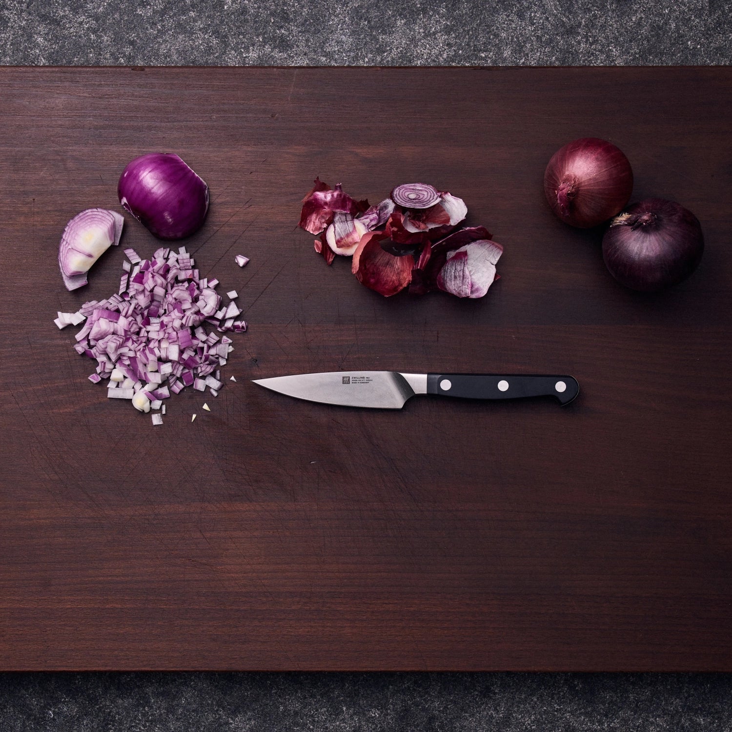 Hochwertiges Zwilling Pro Spick- und Garniermesser mit 100 mm Klinge, perfekt für präzises Schneiden und Dekorieren in der Küche.