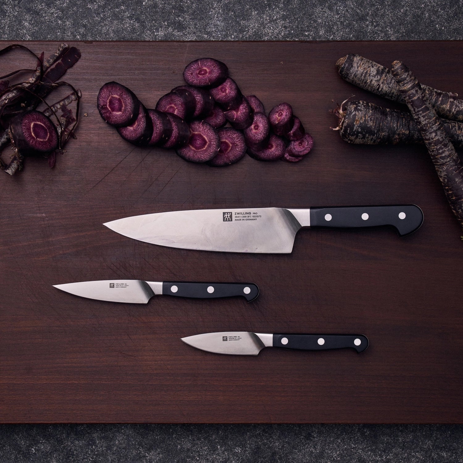 Elegantes Zwilling Pro Spick- und Garniermesser mit 100 mm Klinge, ideal für feine Schneidarbeiten und kreative Küchendekorationen.