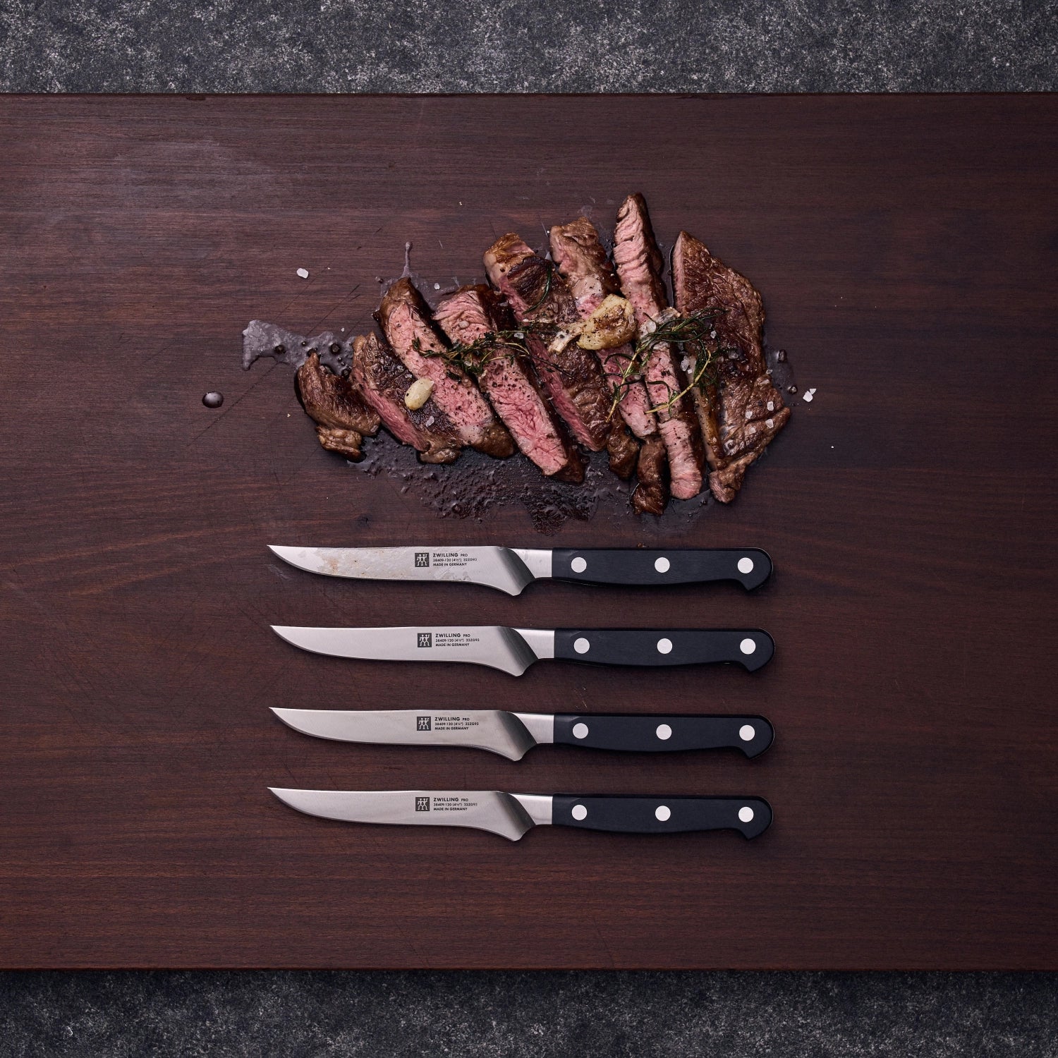 Set von vier hochwertigen Steakmessern aus der Zwilling Pro Serie, ideal für präzises Schneiden von Steaks und anderen Fleischgerichten.