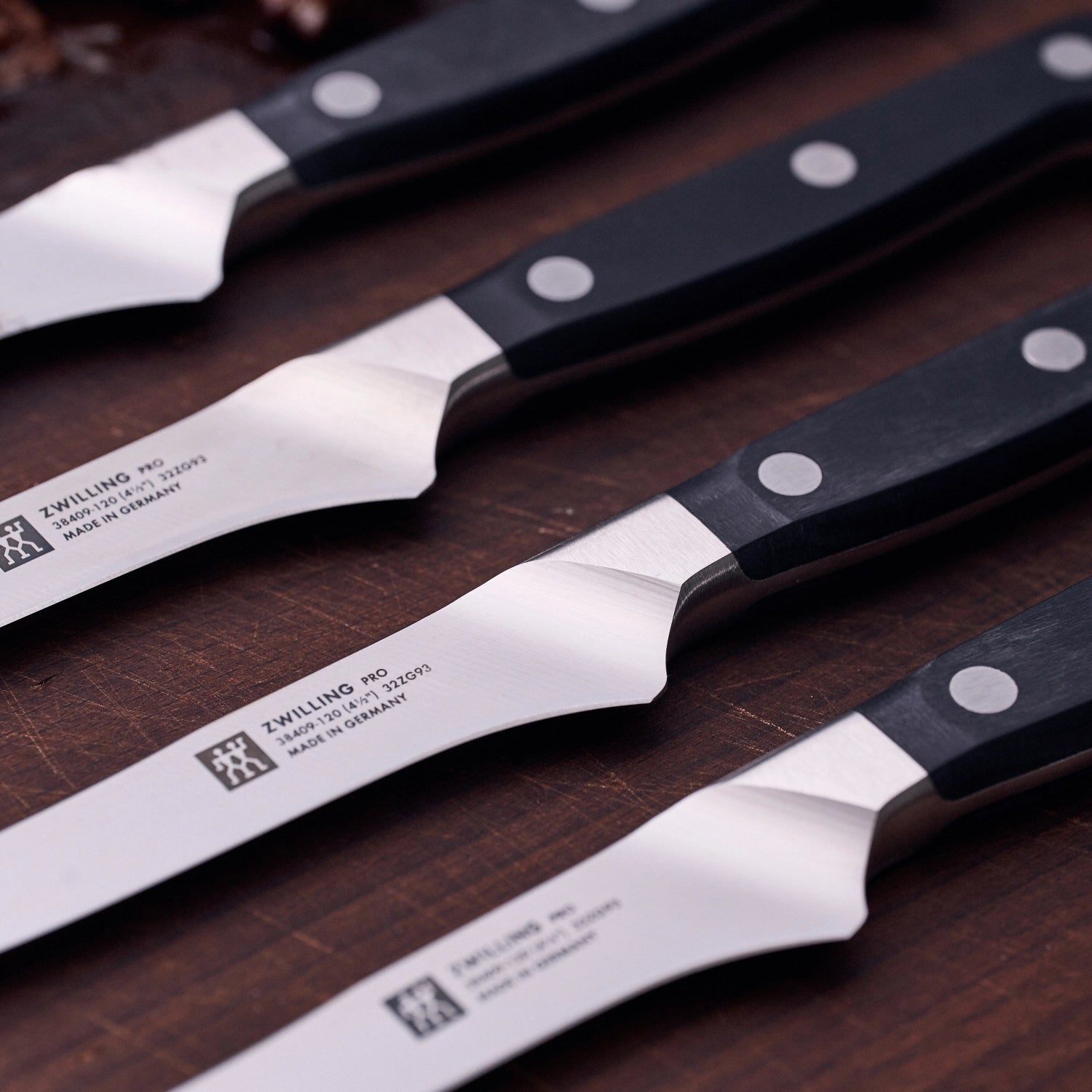Hochwertiges 4er Set Steakmesser aus der Zwilling Pro Kollektion, ideal für präzises Schneiden von Fleisch und Grillgerichten.