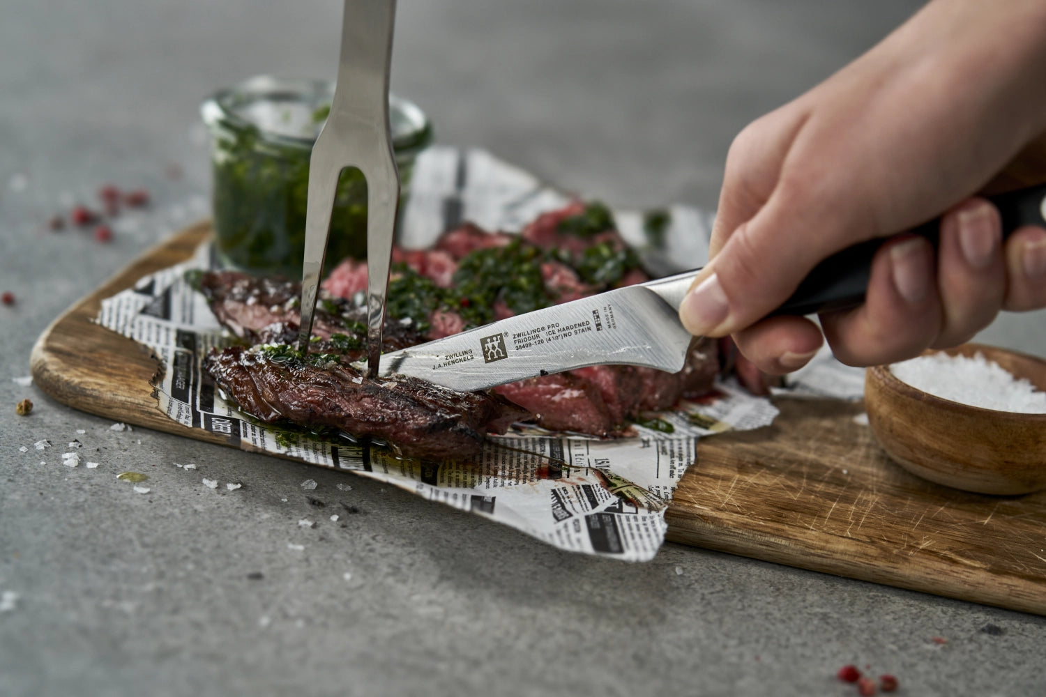 Elegantes 4-teiliges Steakmesser-Set von Zwilling Pro, perfekt für müheloses Schneiden von saftigem Fleisch und Grillgenüssen.