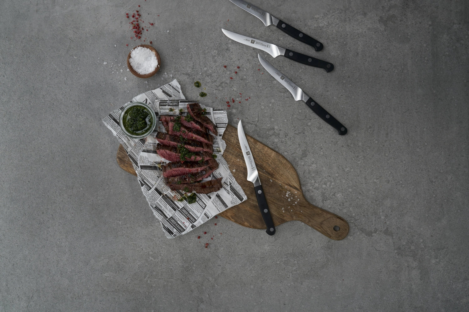 Hochwertiges 4er Set Steakmesser von Zwilling Pro, ideal für präzises Schneiden und Genuss von Steak und anderen Fleischgerichten.