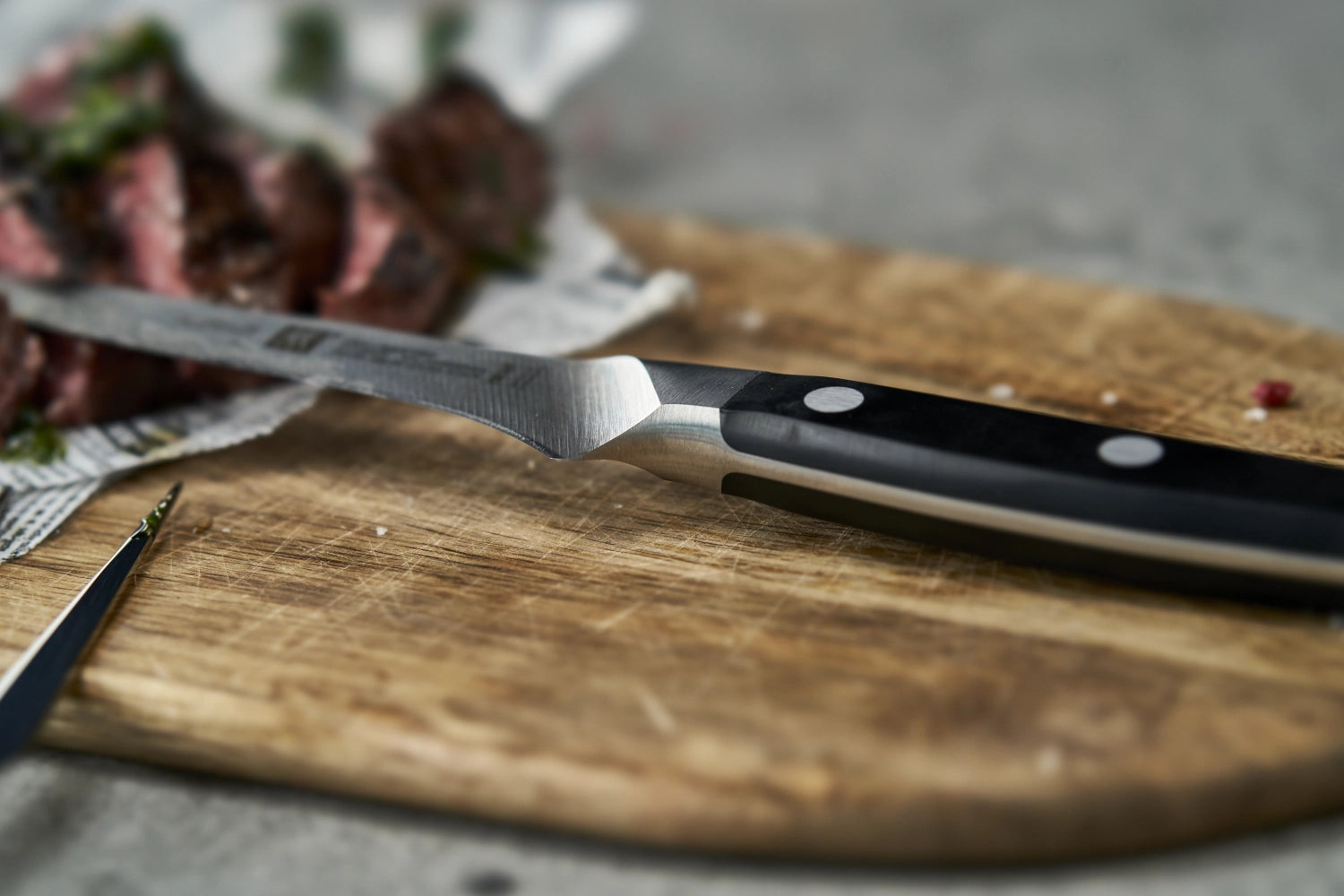 Elegantes 4er Set Steakmesser von Zwilling Pro, perfekt für müheloses Schneiden von Fleisch und stilvolles Servieren bei jedem Grillabend.