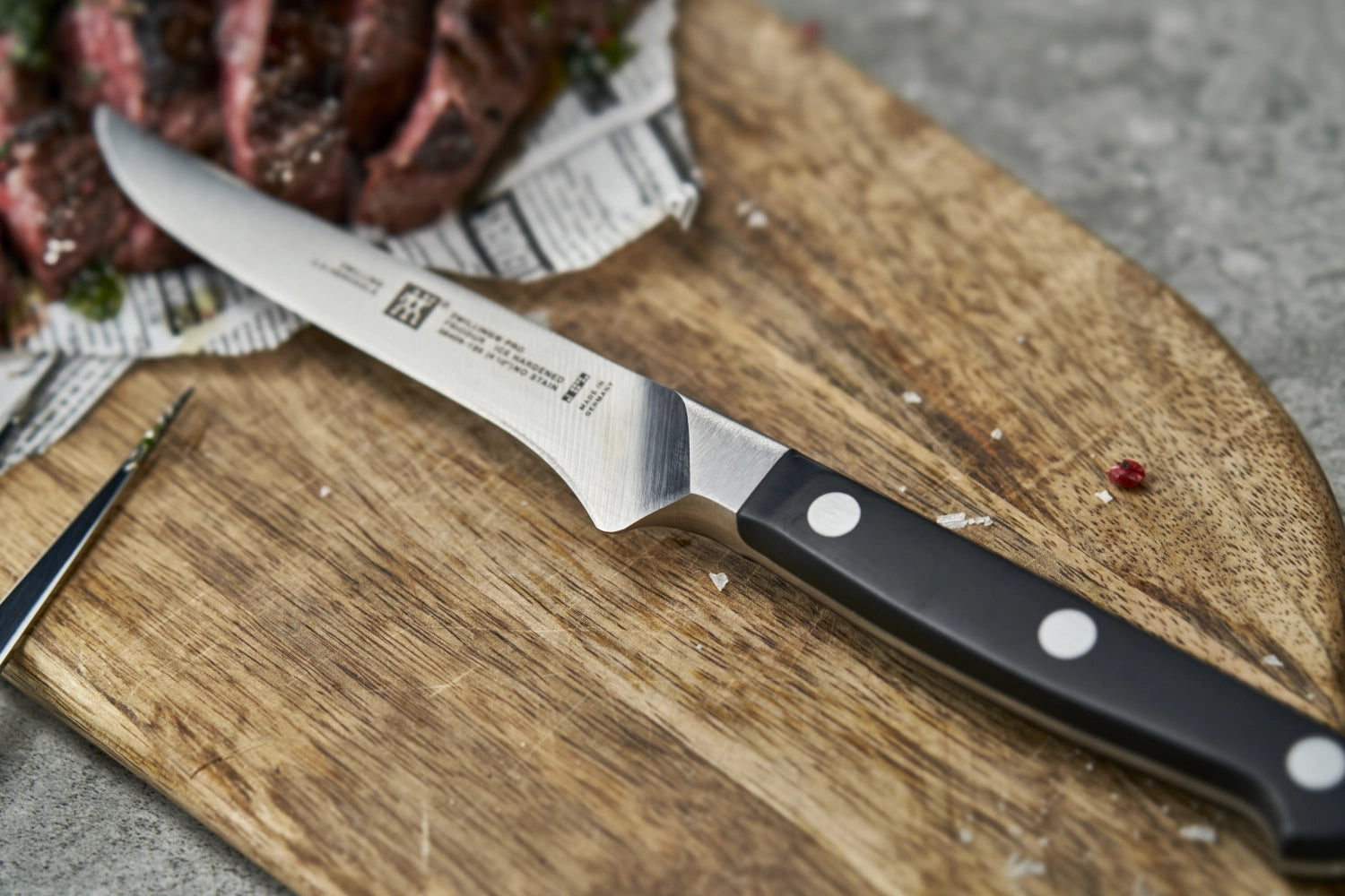 Hochwertiges 4er Set Steakmesser von Zwilling Pro, ideal für präzises Schneiden und ein elegantes Esserlebnis bei jedem Festmahl.