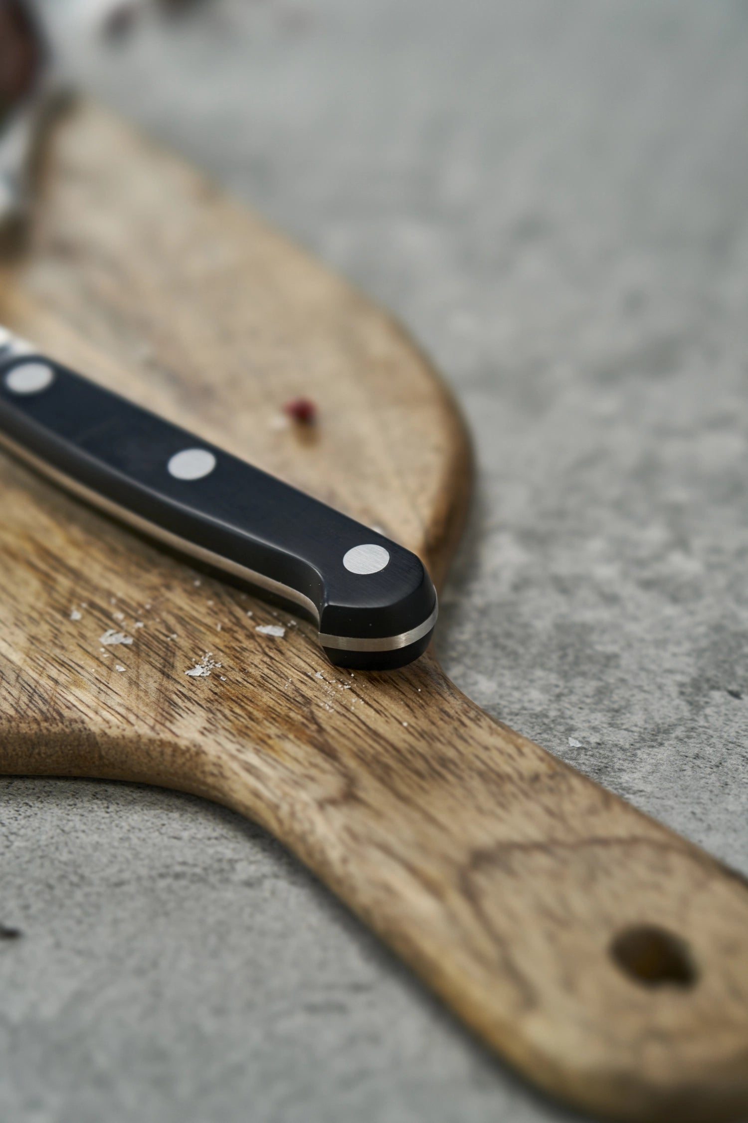 Elegantes 4er Set Steakmesser von Zwilling Pro, perfekt für müheloses Schneiden von Fleisch und stilvolles Servieren bei besonderen Anlässen.