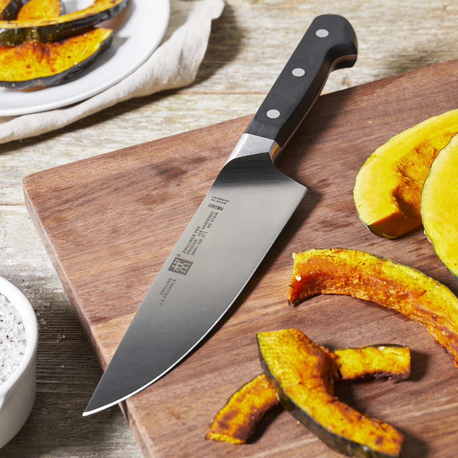 Zwilling Pro Messerset, 2-tlg. bestehend aus einem Spick- und einem Kochmesser, ideal für präzises Schneiden und Zubereiten in der Küche.