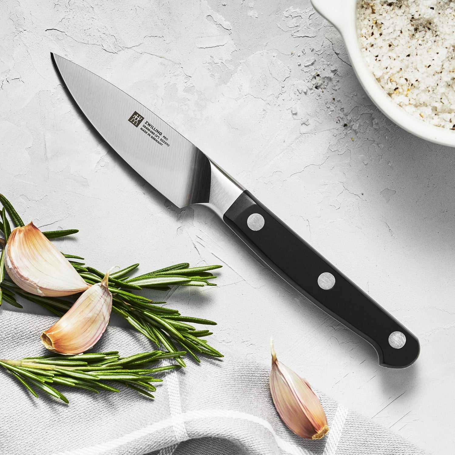 Hochwertiges Zwilling Pro Messerset mit Spick- und Kochmesser, perfekt für professionelle und Hobbyköche, um Zutaten mühelos zu schneiden.