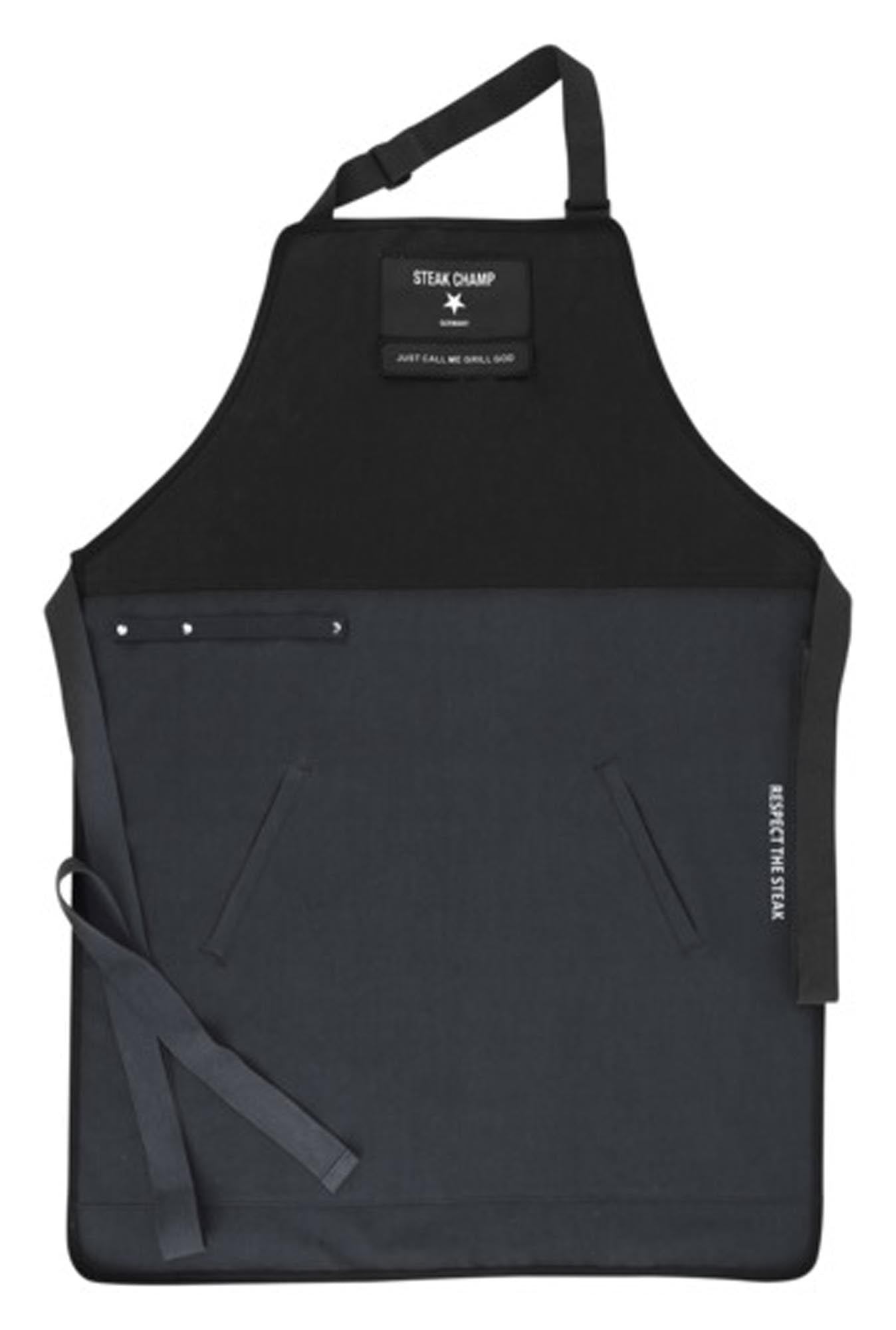 Entdecken Sie die STEAK CHAMP Kochschürze mit 2 Taschen und Klettverschluss. Ideal für Grillmeister, funktional und stilvoll. Perfekt für BBQ und Grillwettbewerbe!