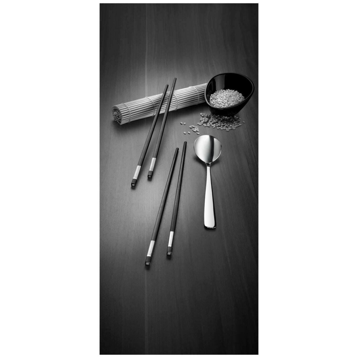 Essstäbchen-Set für eine Person, bestehend aus 4 Stäbchen und 1 Löffel, elegant und funktional, ideal für asiatische Küche von Zwilling Kitchen.