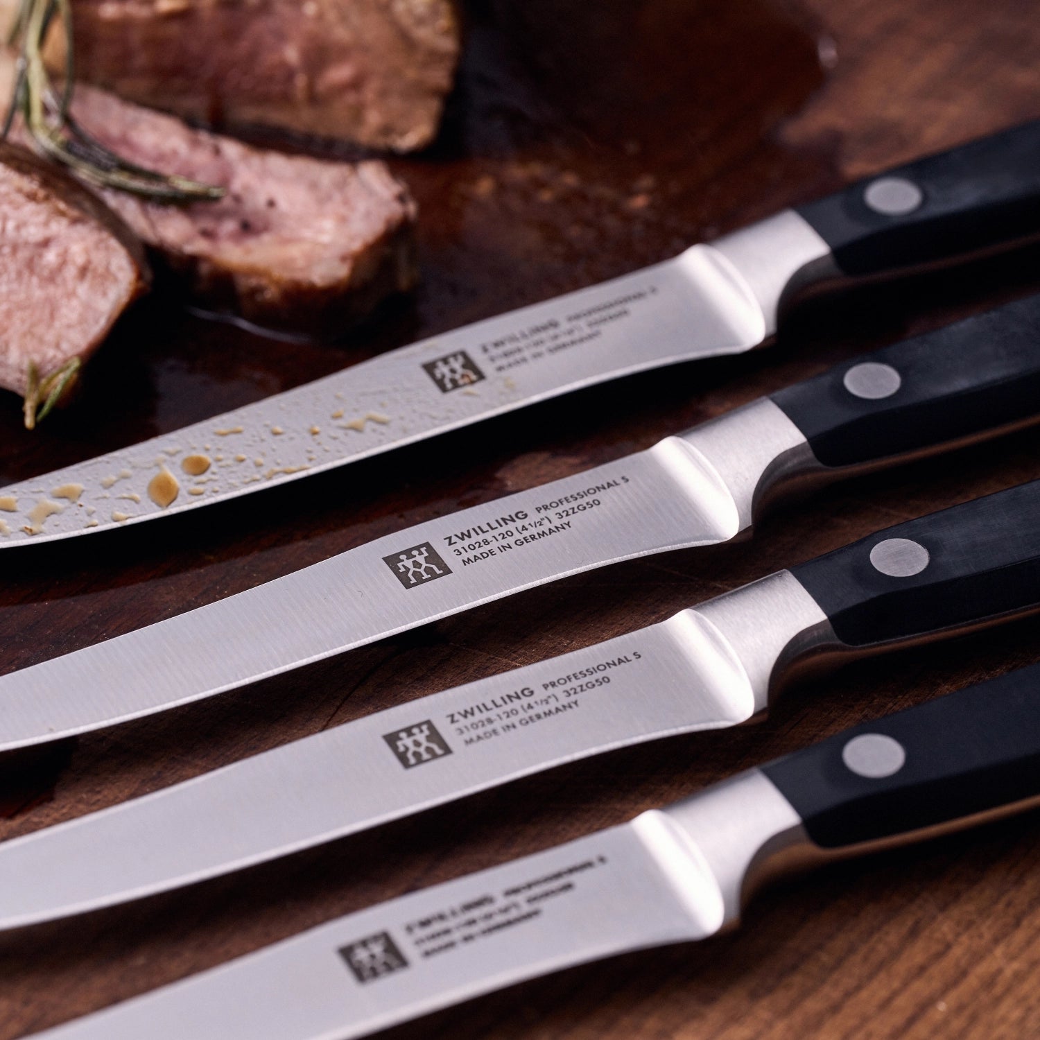 Elegantes 4er Set Steakmesser "S" von Zwilling Kitchen, perfekt für Steakliebhaber, mit komfortablem Griff und präzisen Klingen für müheloses Schneiden.