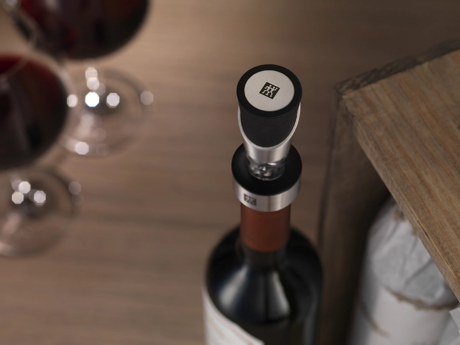 Eleganter Weinausgiesser aus robustem 18/10 Edelstahl von Zwilling Kitchen, ideal für stilvolles und präzises Einschenken von Wein.