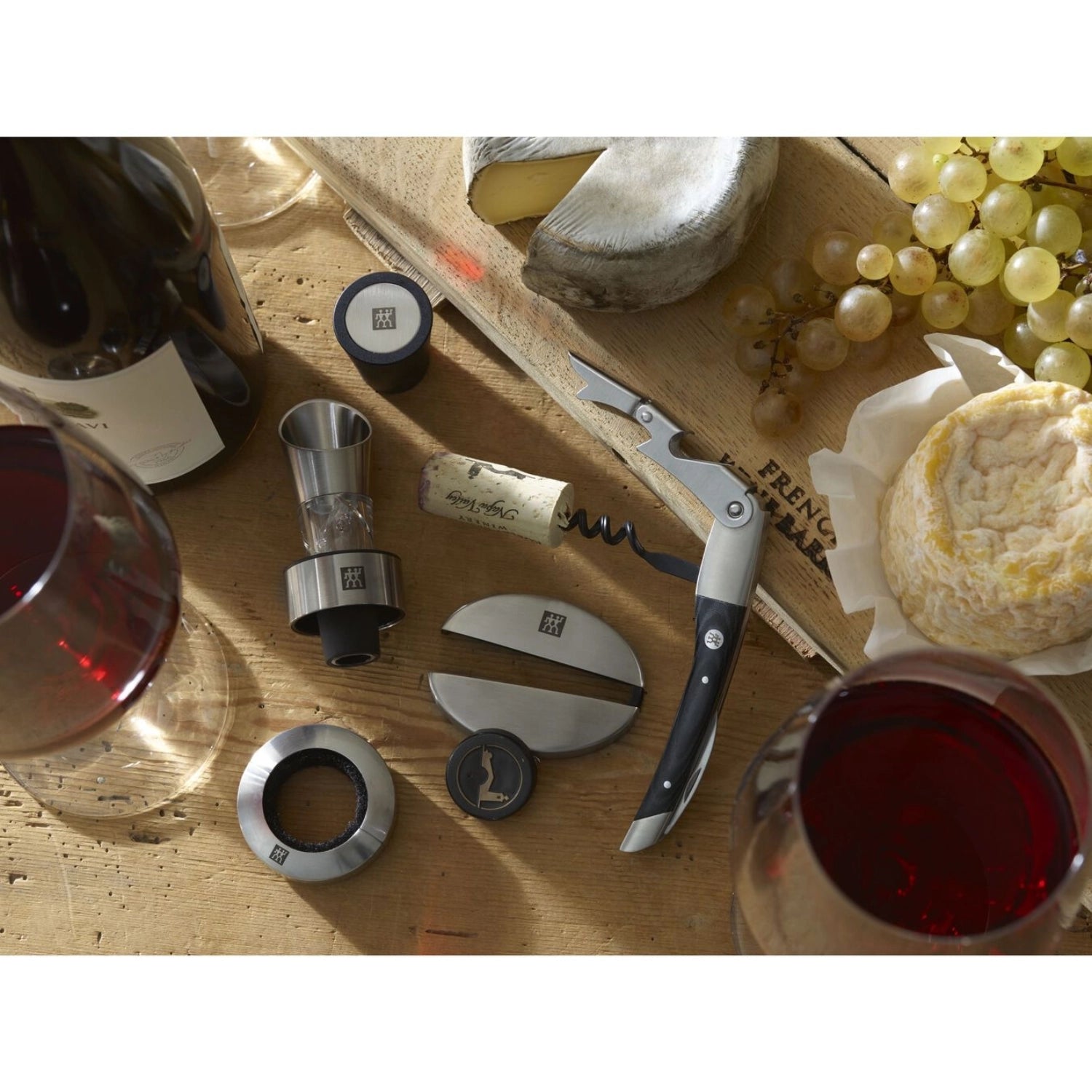 Elegantes 4-teiliges Sommelier-Set von Zwilling Kitchen, perfekt für Weinliebhaber, inklusive Korkenzieher, Tropfenfänger und mehr.