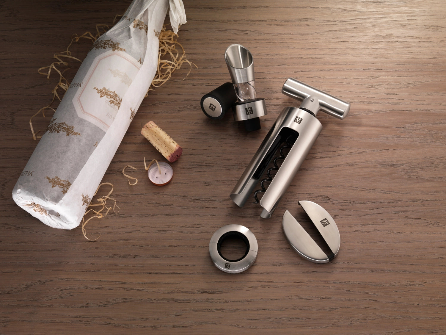Hochwertiges Sommelier-Set von Zwilling Kitchen, bestehend aus vier praktischen Werkzeugen für die perfekte Weinpräsentation und -genuss.