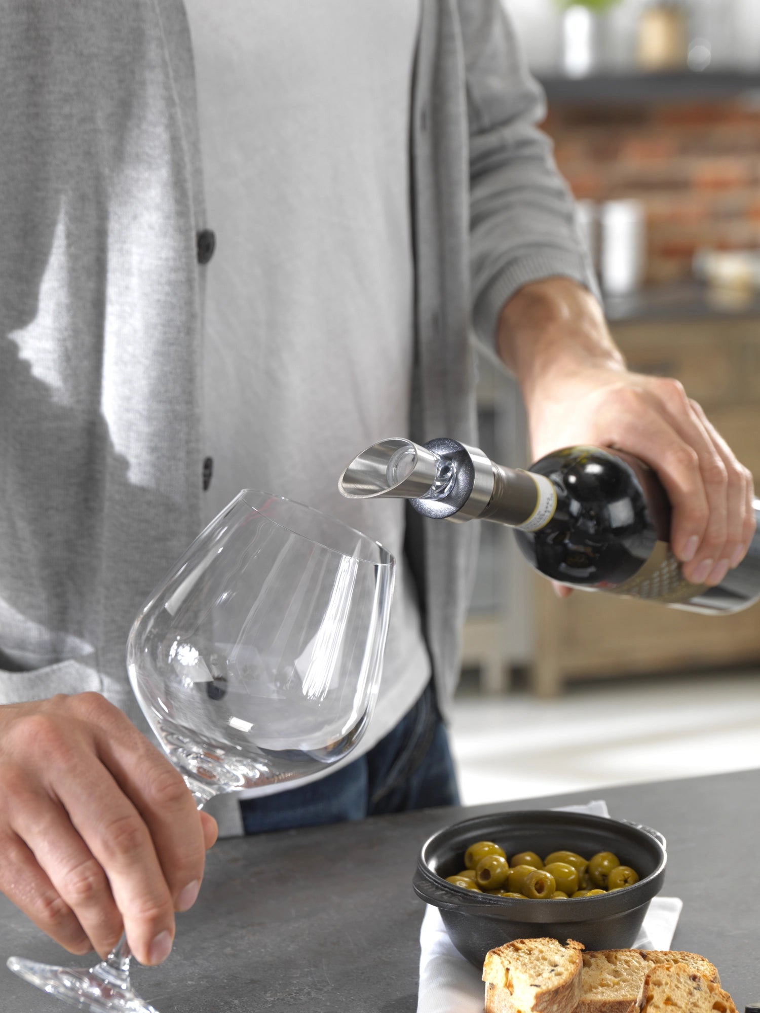 Hochwertiges Sommelier-Set von Zwilling Kitchen, bestehend aus Korkenzieher und Tropfenfänger, ideal für Weinliebhaber und stilvolles Servieren.