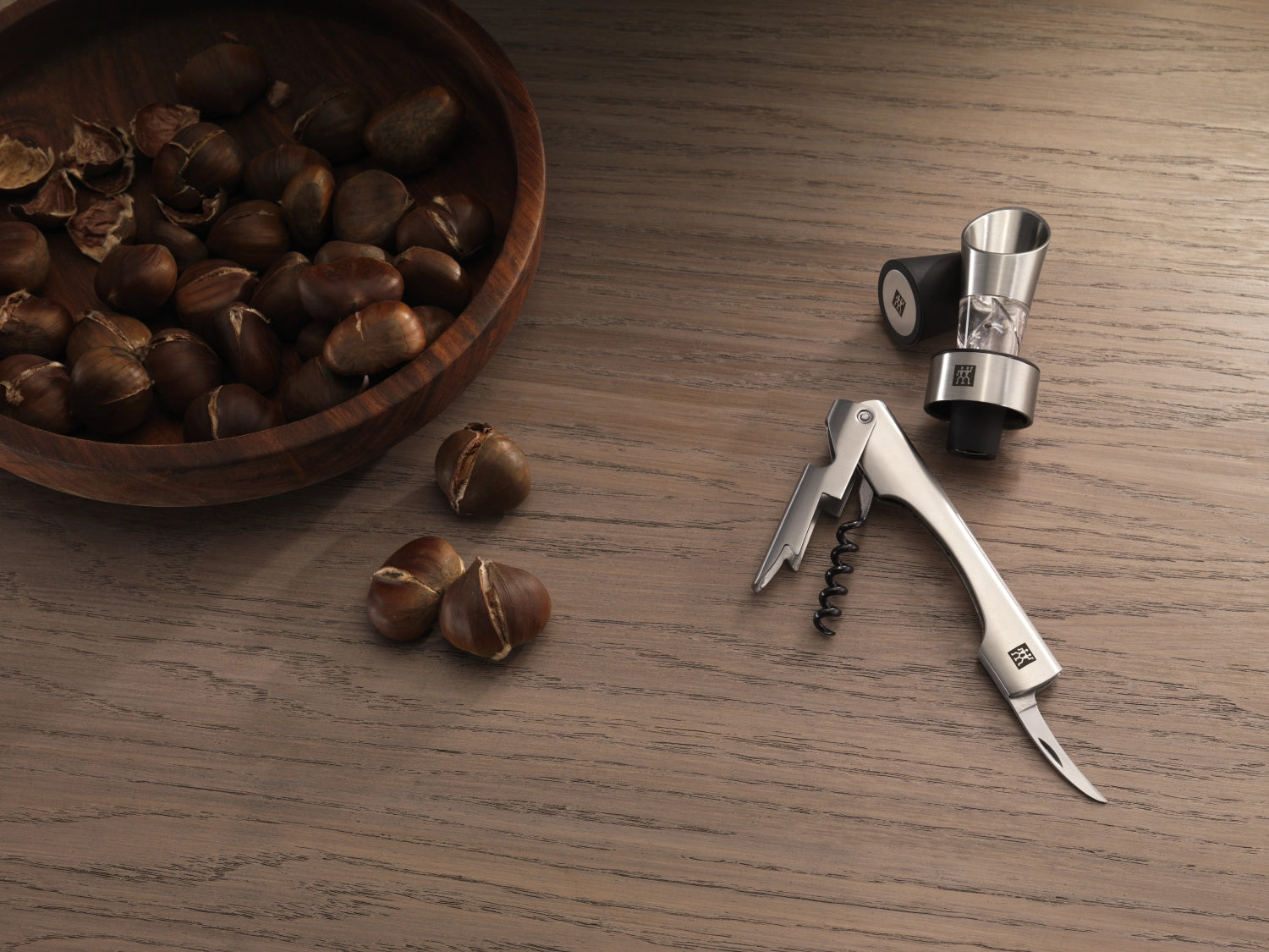 Elegantes 2-teiliges Sommelier-Set von Zwilling Kitchen, inklusive Korkenzieher und Tropfenfänger, perfekt für anspruchsvolle Weinfreunde.