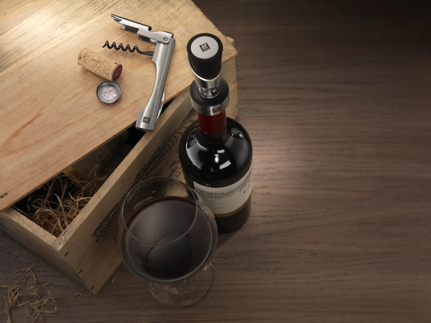 Hochwertiges Sommelier-Set von Zwilling Kitchen, bestehend aus einem stilvollen Korkenzieher und einem praktischen Tropfenfänger für Weinliebhaber.