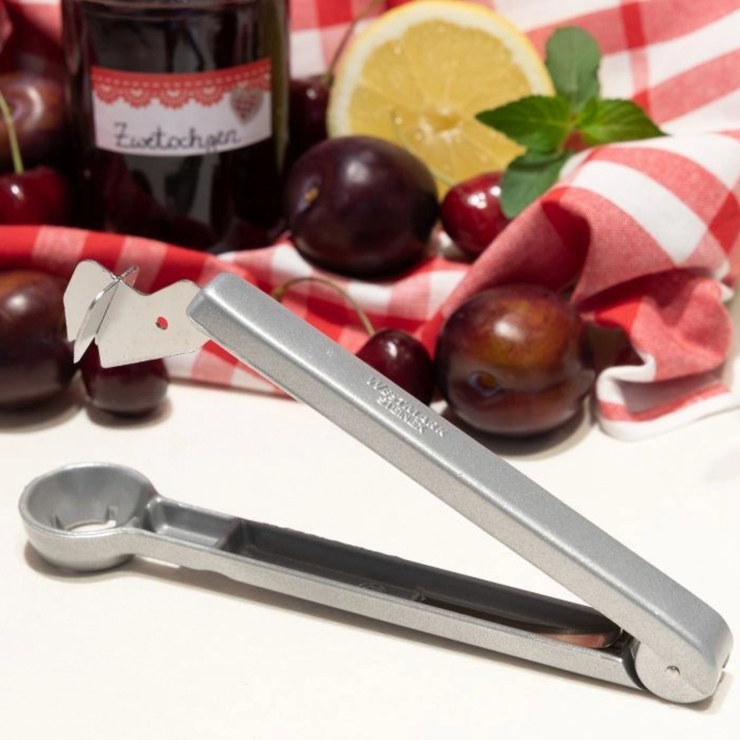 Pflaumenentsteiner Steinex von Westmark, 17x4x3cm, ideal zum schnellen Entsteinen von Pflaumen und anderen Früchten, handlich und praktisch.