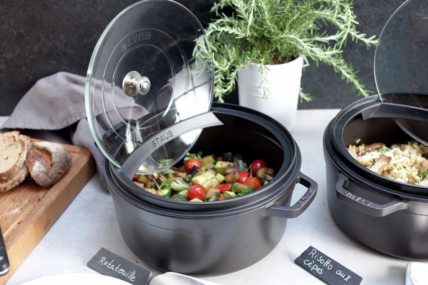 Transparenter Glasdeckel mit praktischer Halterung für Cocotte, 26 cm, von Staub. Ideal für Sichtkochen und stilvolles Servieren.