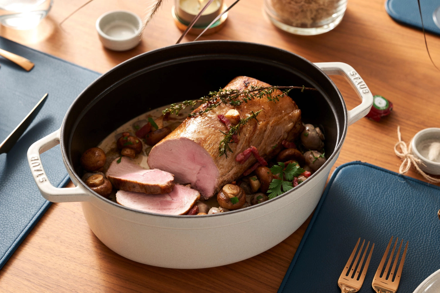 Hochwertige ovale Cocotte von Staub mit 6,7 l Volumen, ideal für die Zubereitung und Präsentation von herzhaften Gerichten.