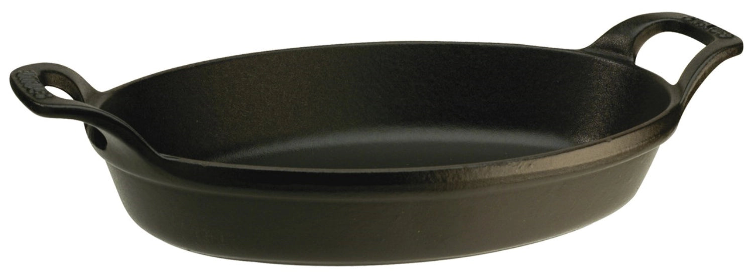 Elegante ovale Auflaufform von Staub, 32 cm, perfekt für köstliche Aufläufe und kreative Gerichte, die stilvoll serviert werden.