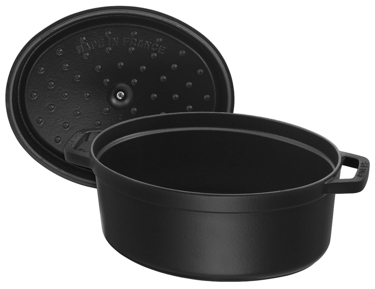 Elegante ovale Cocotte von Staub mit 5,5 Litern, perfekt für schmackhafte Gerichte und stilvolles Servieren am Tisch.