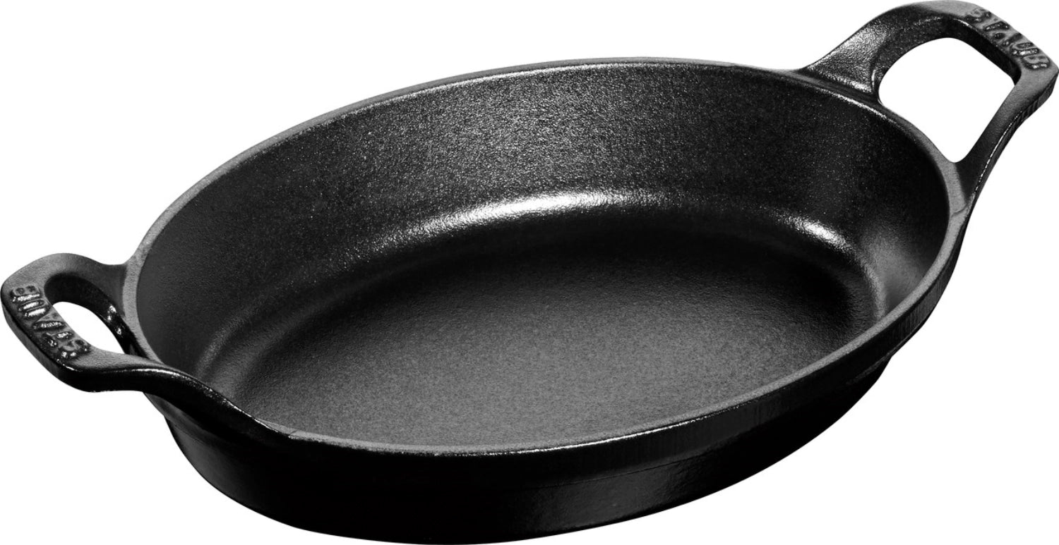 Elegante ovale Auflaufform von Staub, 32 cm, perfekt für köstliche Aufläufe und stilvolle Tischpräsentationen.