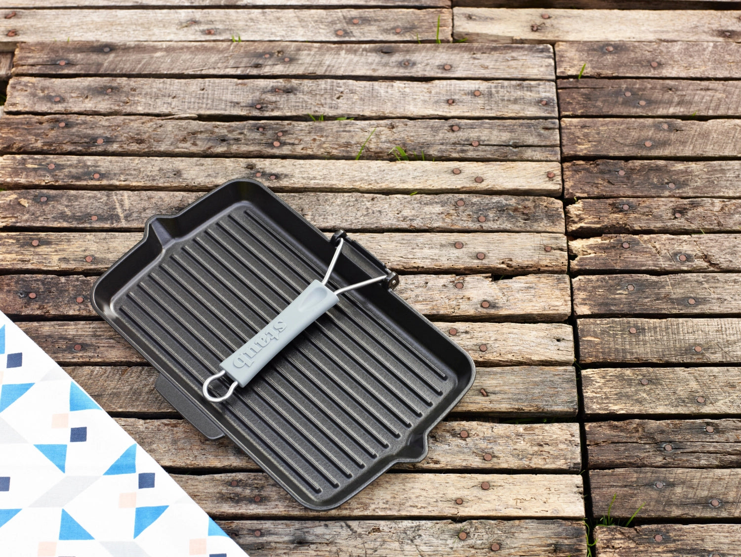 Rechteckige Grillpfanne aus hochwertigem Gusseisen von Staub, ideal für gleichmäßiges Grillen und Braten, sorgt für unvergleichliche Aromen.