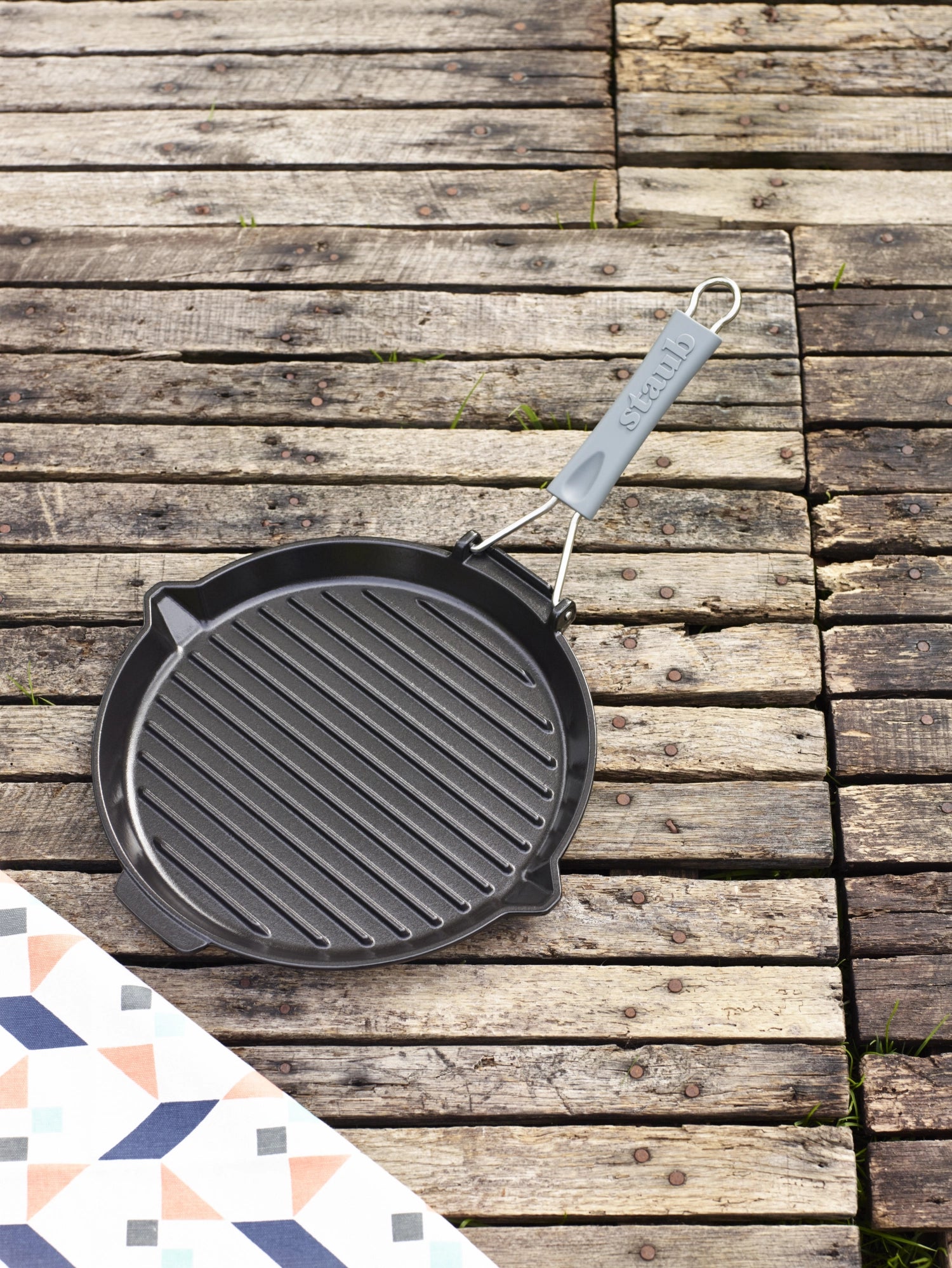 Runde Grillpfanne aus robustem Gusseisen von Staub, ideal für schmackhafte Grill- und Bratgerichte, mit gleichmäßiger Wärmeverteilung.