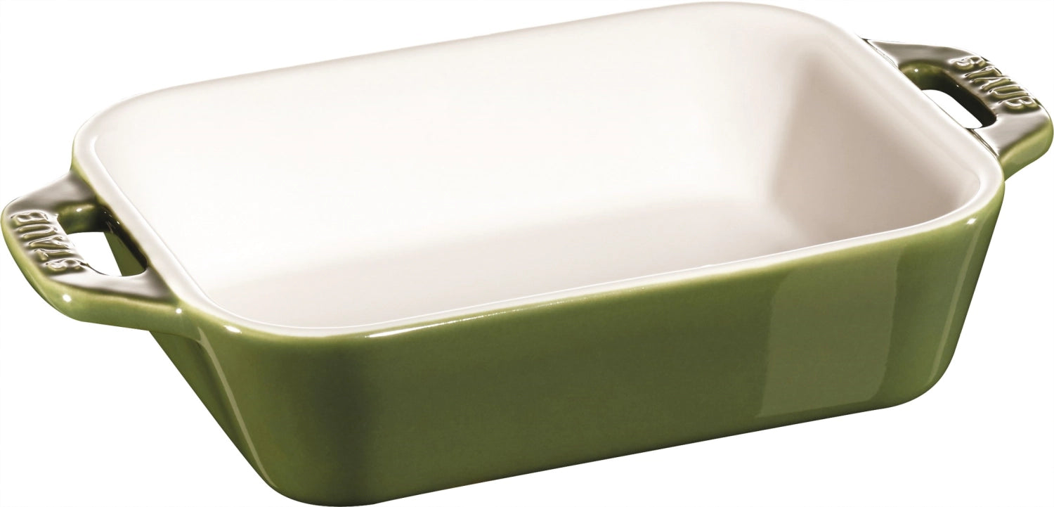 Rechteckige Auflaufform von Staub, ideal für herzhafte und süße Gerichte, robustes Design, Maße 30x20 cm, für stilvolles Kochen und Servieren.