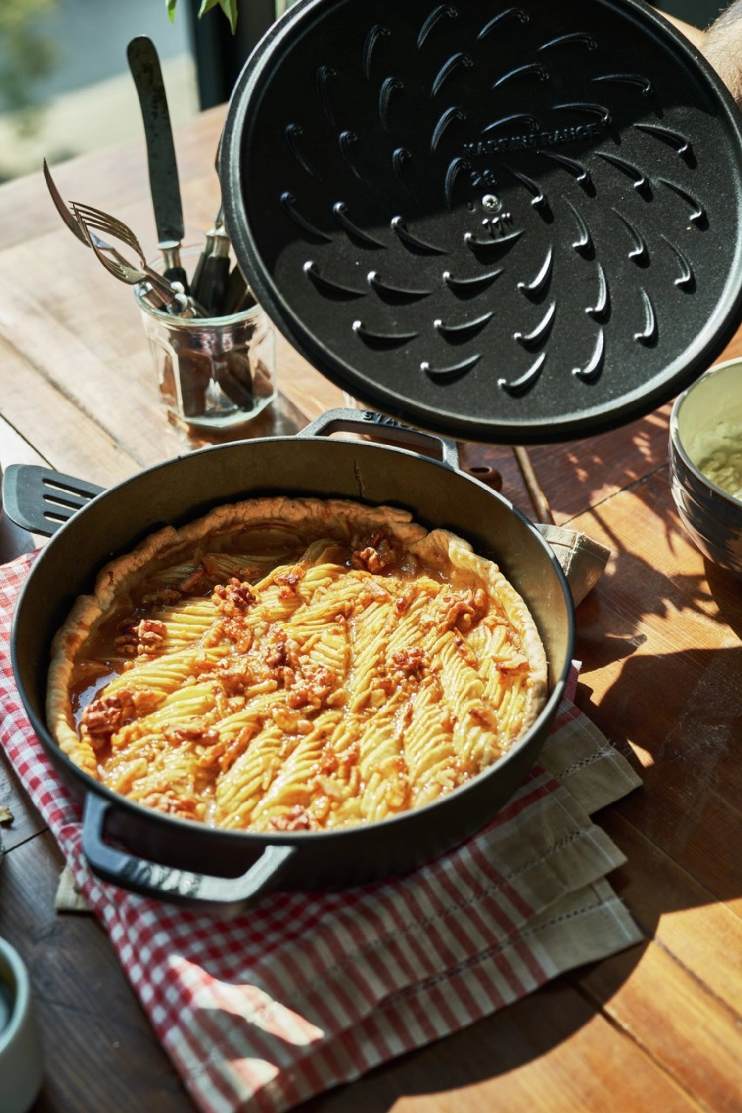 Hochwertige Staub Schmorpfanne Chistera mit 28 cm Durchmesser, ideal für köstliche Schmorgerichte und vielseitige Zubereitung.