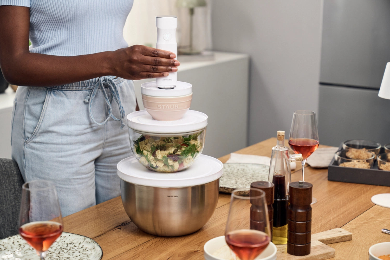 Antik-graue Keramikschüssel von Staub, 12 cm, perfekt für Snacks oder Beilagen. Stilvolles, klassisches Design, das jedem Tisch Eleganz verleiht.