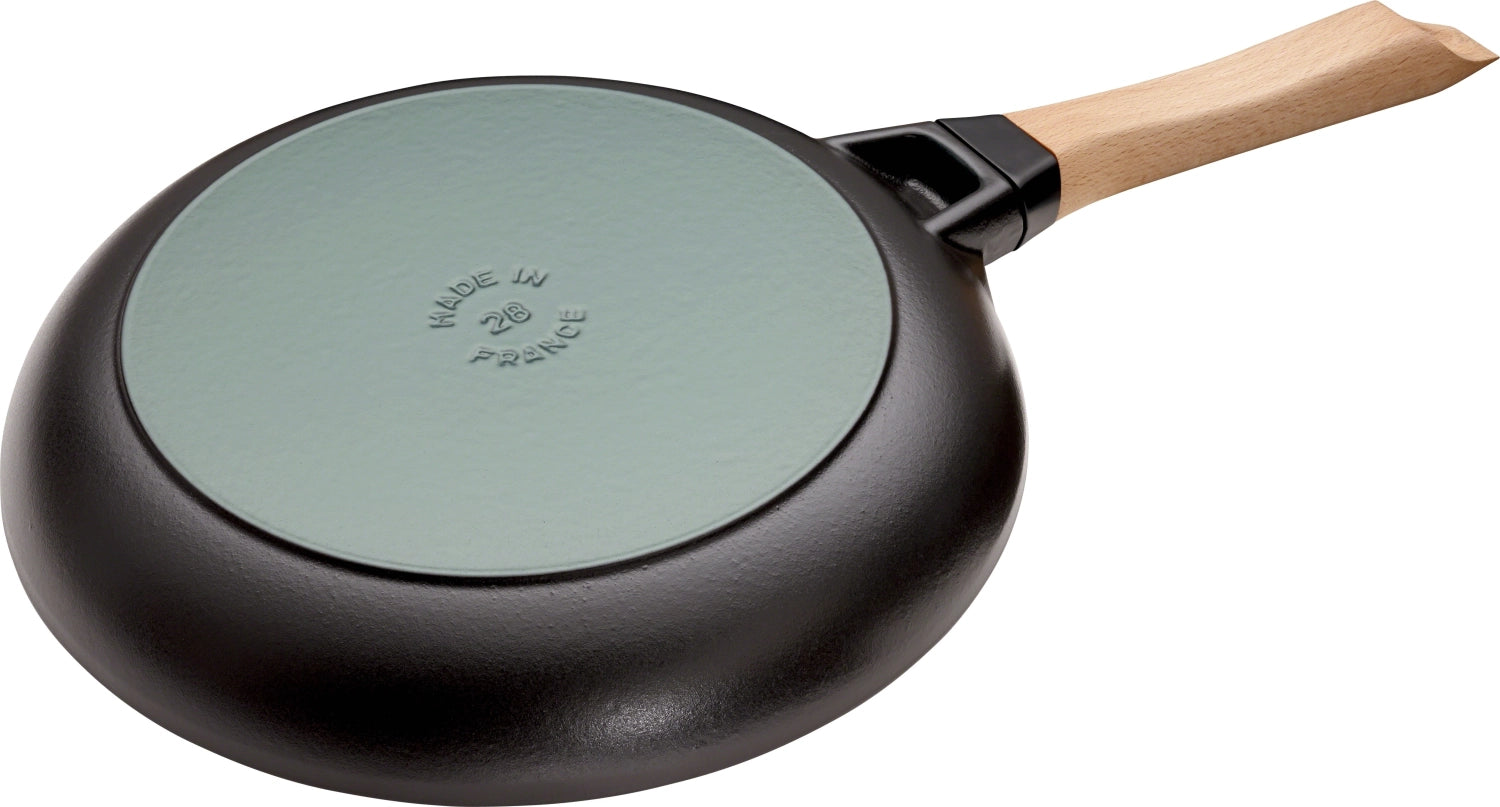 Elegante Staub Bratpfanne mit ergonomischem Holzgriff, 32 cm, perfekt für gleichmäßiges Braten und köstliche Gerichte.
