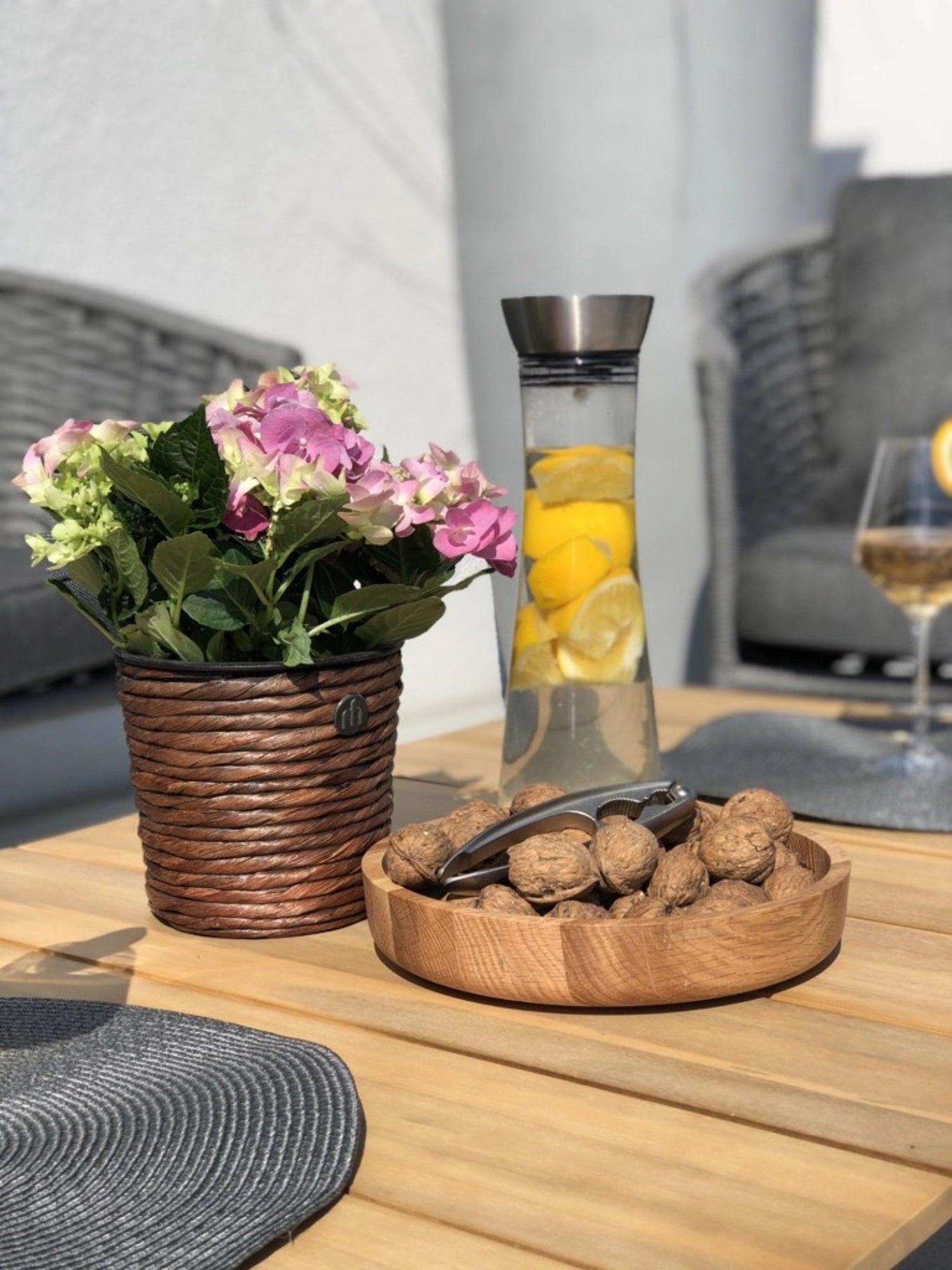 Elegante Eichenholzschale von Continenta, 20x4.3 cm, ideal für Snacks oder als stilvolles Deko-Accessoire in Ihrem Zuhause.