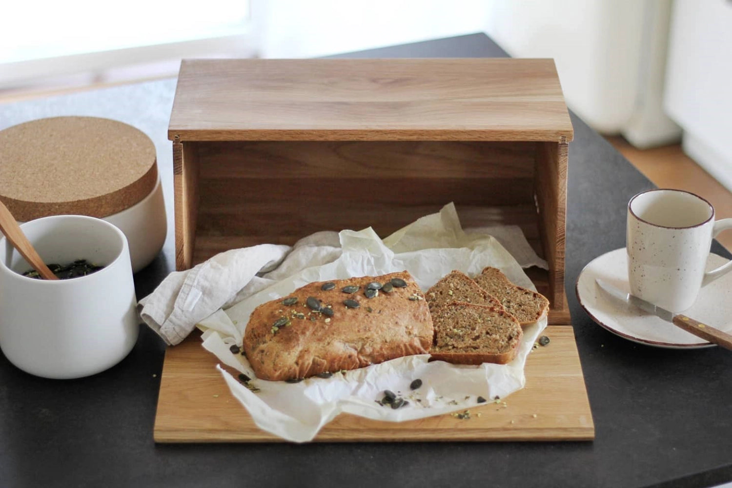 Hochwertiger Brotkasten aus Eichenholz, Maße 40x26x18.5cm, perfekt für die frische Aufbewahrung von Brot und Gebäck, modernes und funktionales Küchenaccessoire.