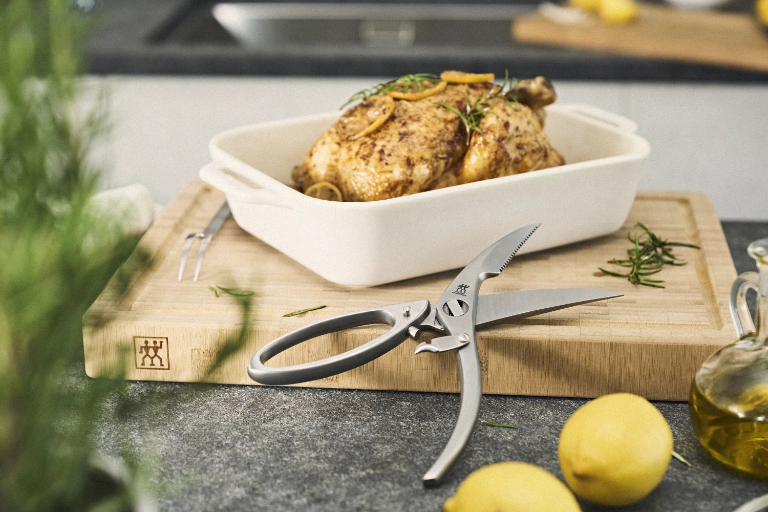 Hochwertige Geflügelschere von Zwilling Kitchen mit Aushebenagel, ideal für präzises Schneiden und Zubereiten von Geflügel in der Küche.