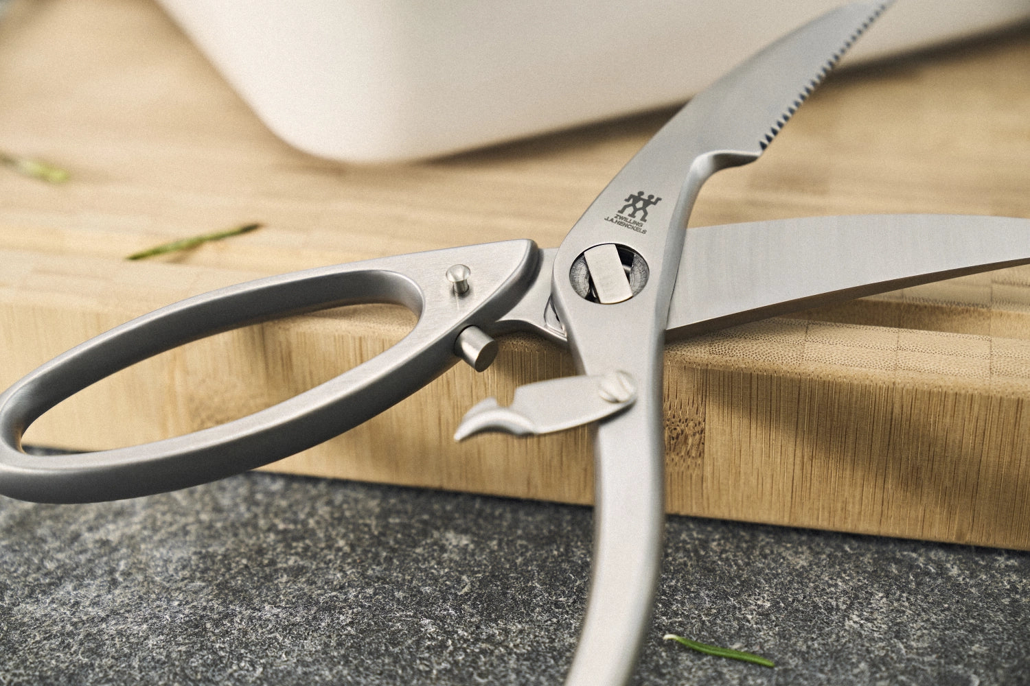 Praktische Geflügelschere von Zwilling Kitchen mit Aushebenagel, perfekt für müheloses Schneiden und Zubereiten von Geflügelgerichten.