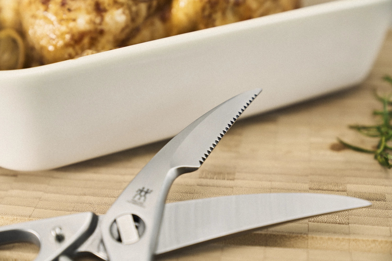 Robuste Geflügelschere von Zwilling Kitchen mit innovativem Aushebenagel, perfekt für müheloses Schneiden von Geflügel und anderen Lebensmitteln.