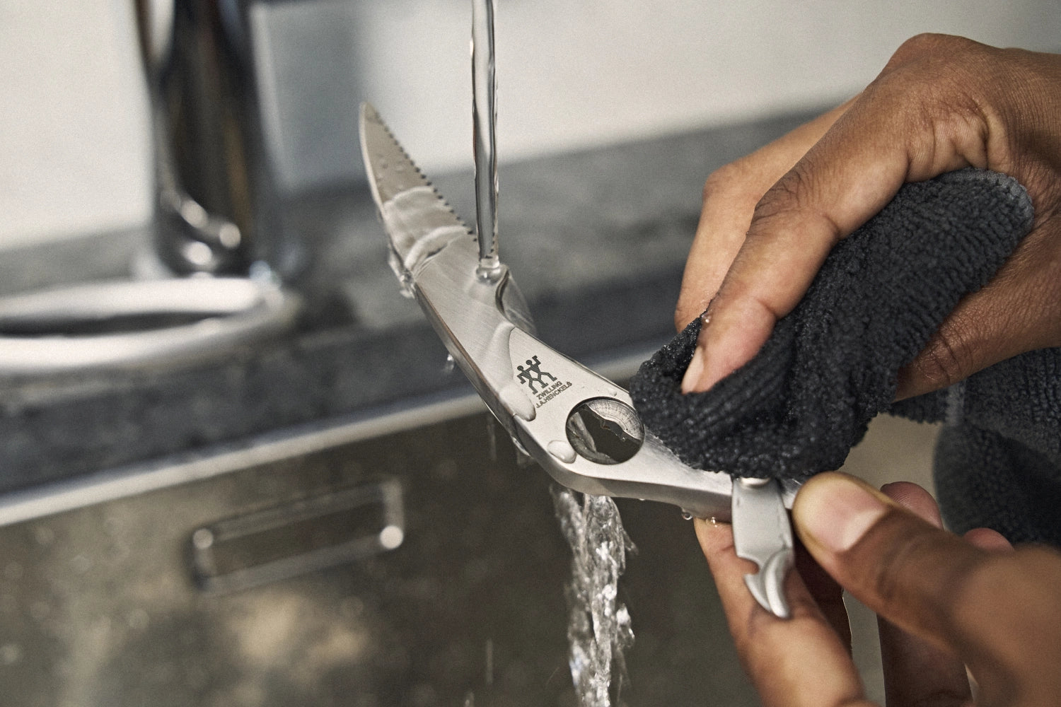 Robuste Geflügelschere von Zwilling Kitchen mit innovativem Aushebenagel, perfekt für müheloses Schneiden und Zubereiten von Geflügel.