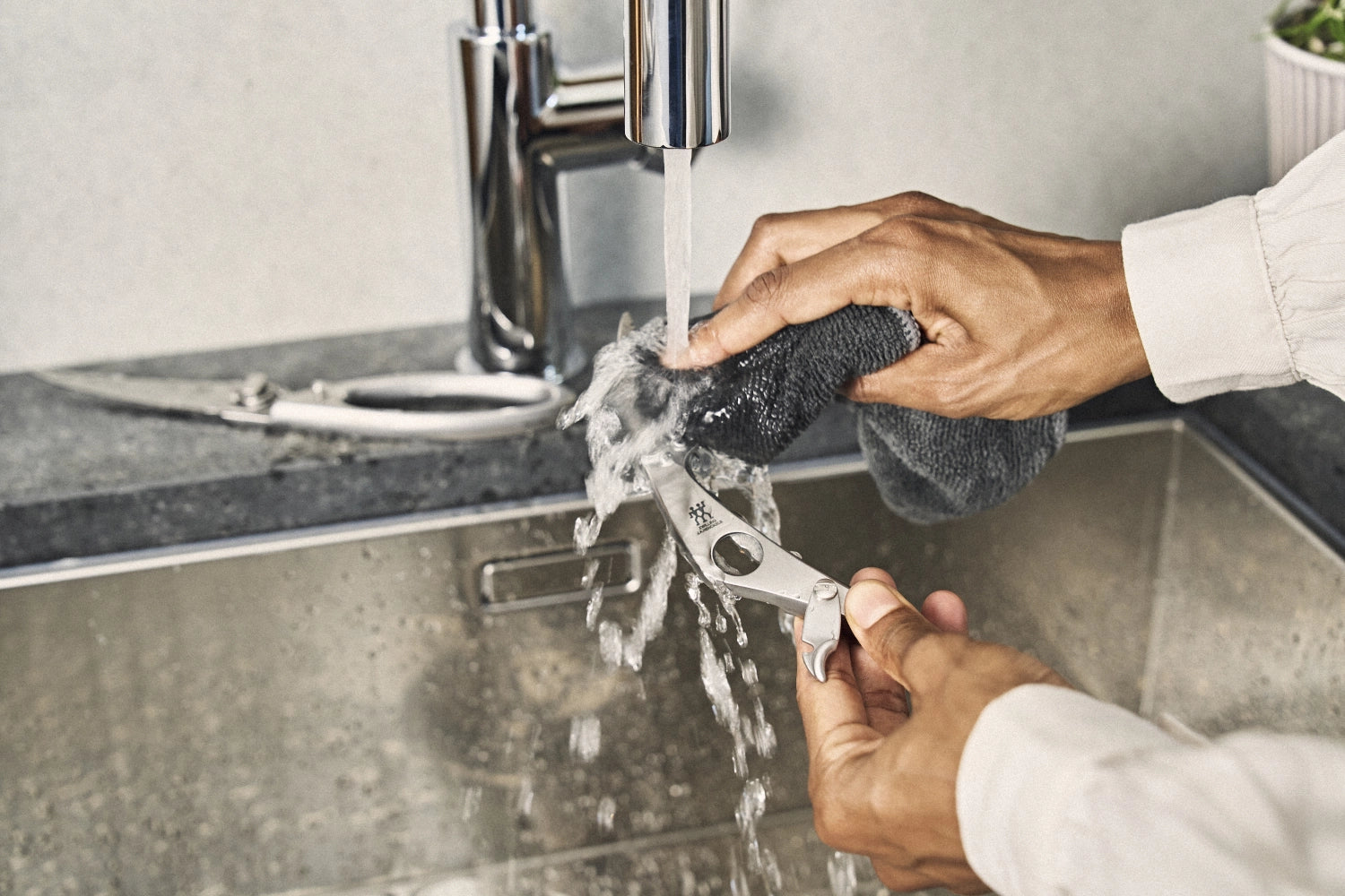 Hochwertige Geflügelschere von Zwilling Kitchen mit praktischem Aushebenagel, ideal für präzises Schneiden und einfache Handhabung in der Küche.