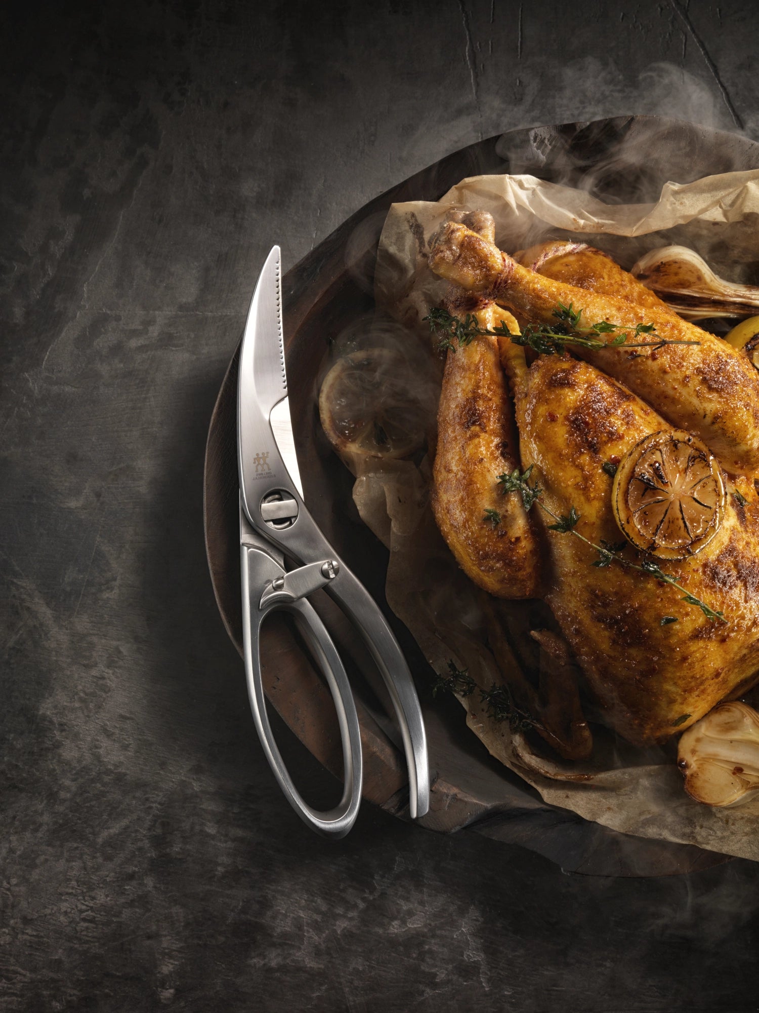 Robuste Geflügelschere von Zwilling Kitchen mit innovativem Aushebenagel, perfekt für müheloses Schneiden von Geflügel und anderen Lebensmitteln.