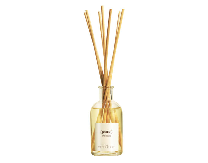 Genießen Sie den Cashmere Raumduft von THE OLPHACTORY in einer stilvollen 100 ml Flasche, die Ihr Zuhause mit einem warmen, einladenden Aroma erfüllt.