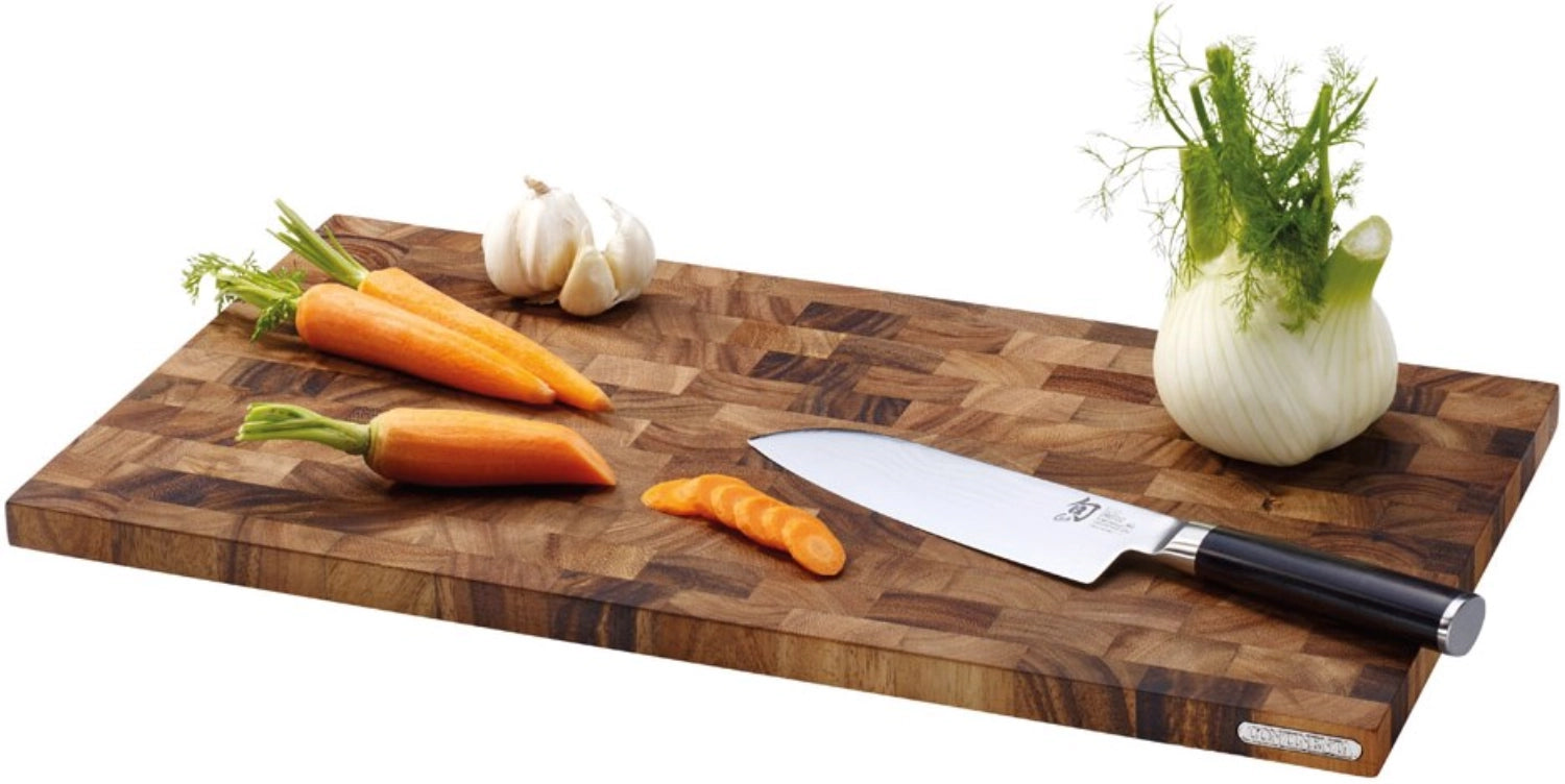 Großes Akazien Schneidebrett (54x29x2.5 cm) von Continenta, ideal zum Schneiden und Servieren, vereint natürliche Schönheit mit praktischer Nutzung.