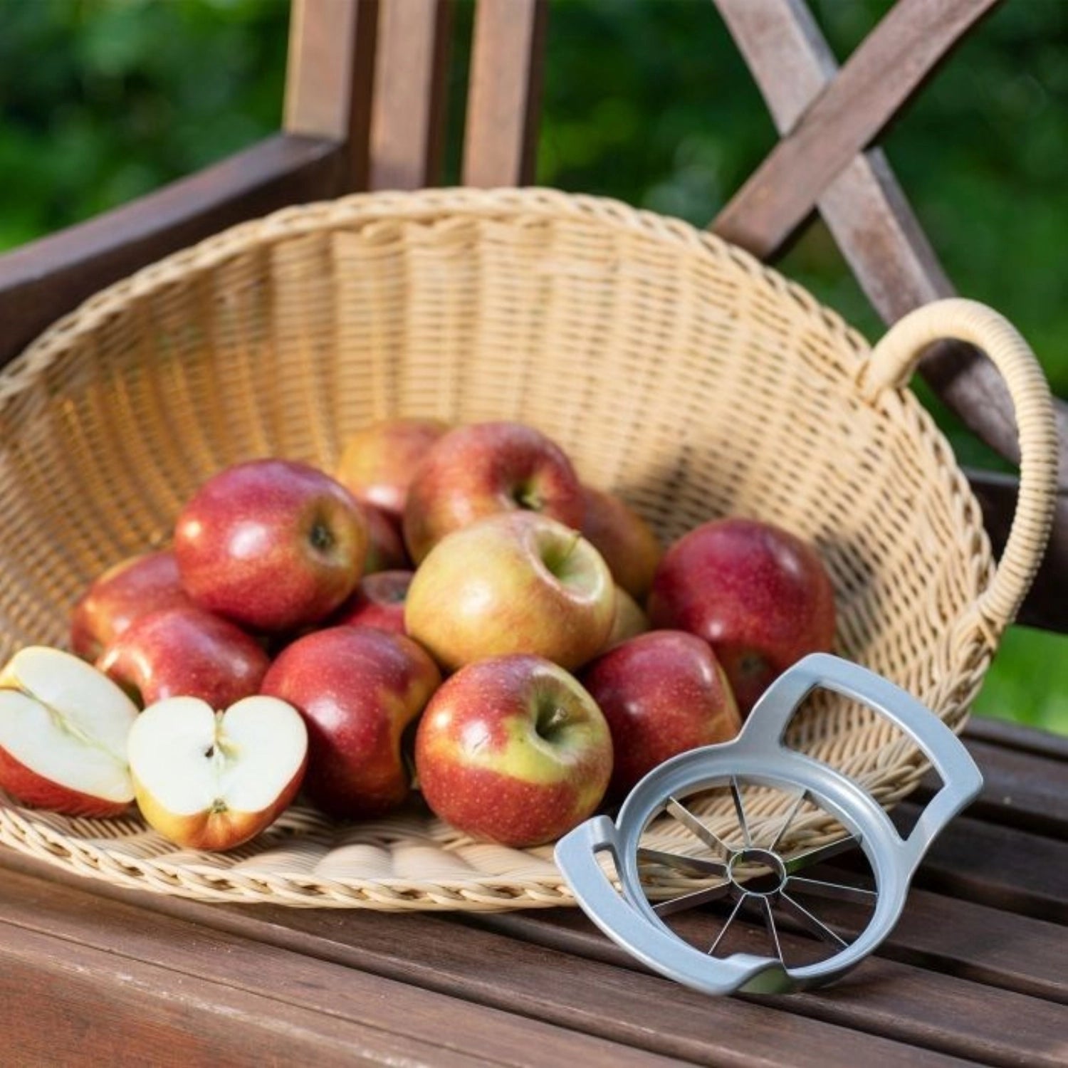 Der Westmark Divisorex ist ein kompakter Apfel- und Birnenteiler (11x17x4cm), der Obst mühelos in gleichmäßige Stücke zerteilt und die Zubereitung gesunder Snacks erleichtert.