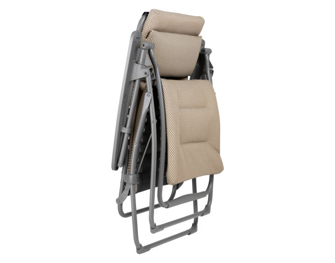 Erleben Sie den LAFUMA Relaxsessel Futura BeComfort® moka mit titangrauem Gestell – ideal für entspannte Stunden drinnen und draußen.