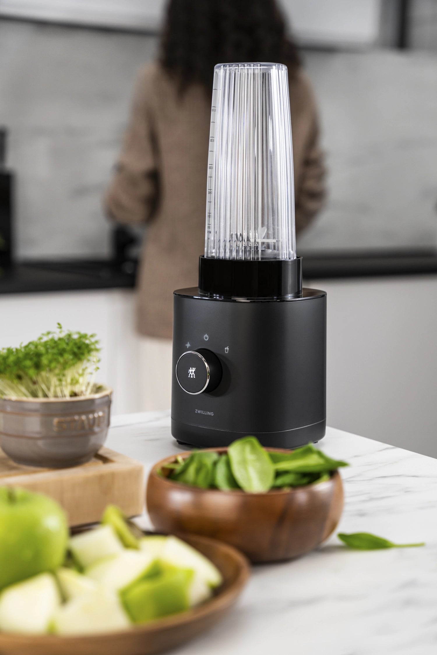 Schwarzer Enfinigy Standmixer von Zwilling Kitchen mit 550ml Fassungsvermögen, ideal für Smoothies und gesunde Drinks.