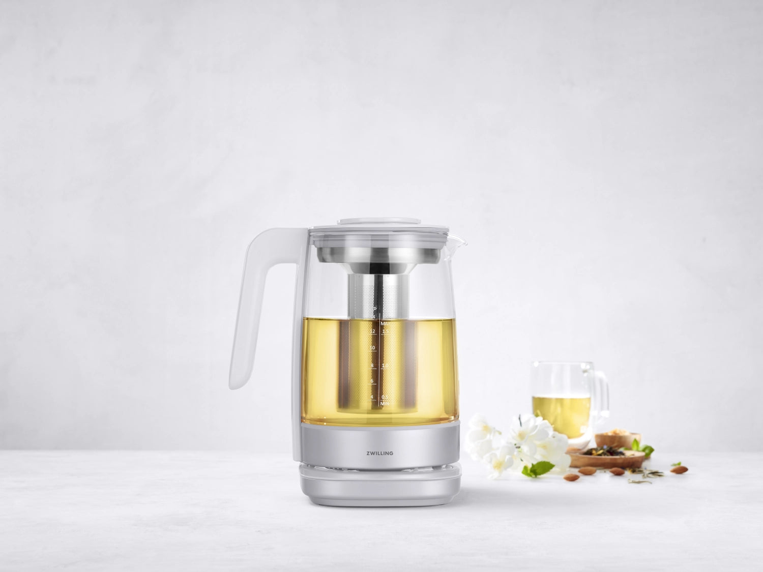 Eleganter Enfinigy Wasserkocher aus Glas in Weiß, 1,7 l, von Zwilling Kitchen – stilvolles Design für modernes Kochen.