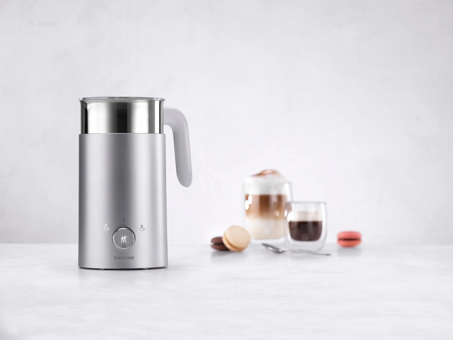 Eleganter Enfinigy Milchaufschäumer in Silber, 400ml, von Zwilling Kitchen – perfektes Küchengerät für cremigen Milchschaum und köstliche Getränke.